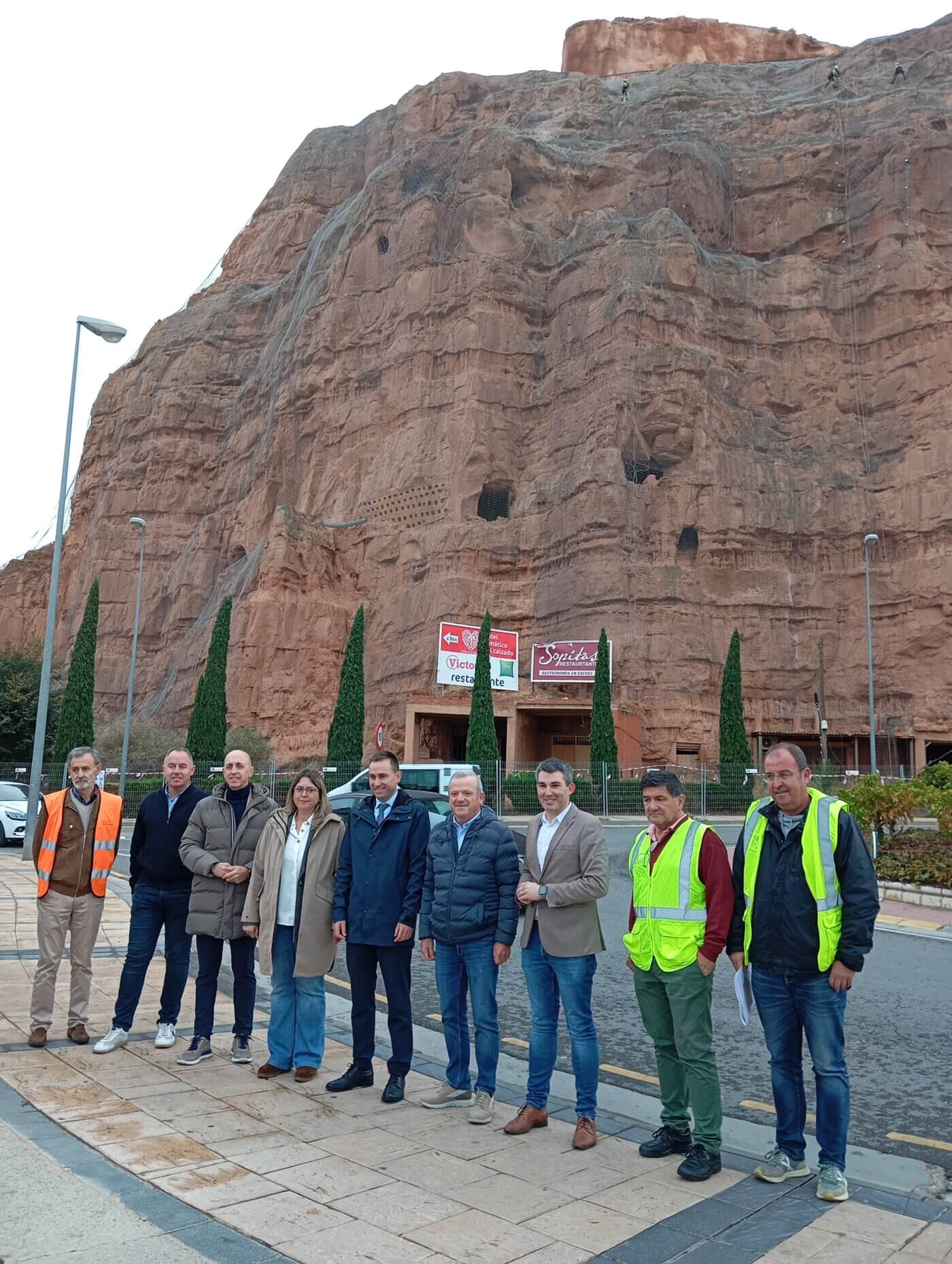 Lee más sobre el artículo Visita a las obras de estabilización de la peña del castillo de Arnedo, que avanzan a buen ritmo