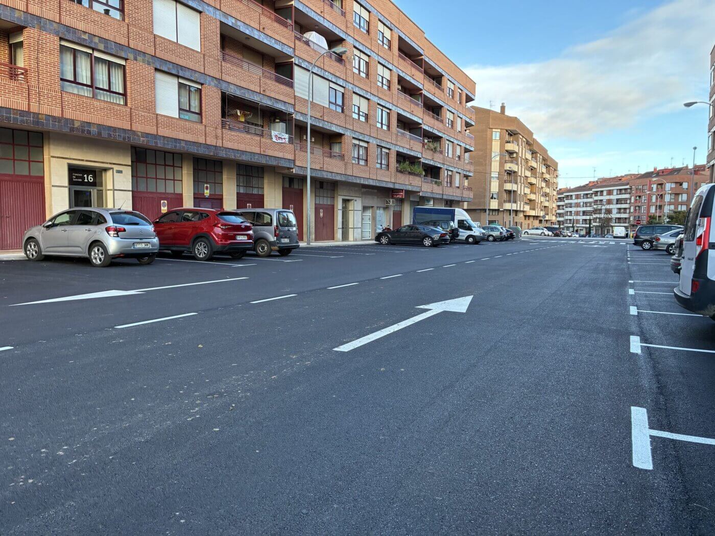 Lee más sobre el artículo El Ayuntamiento de Arnedo finaliza el asfaltado de la calle Francisco de Quevedo y el cambio a led del frontón corto