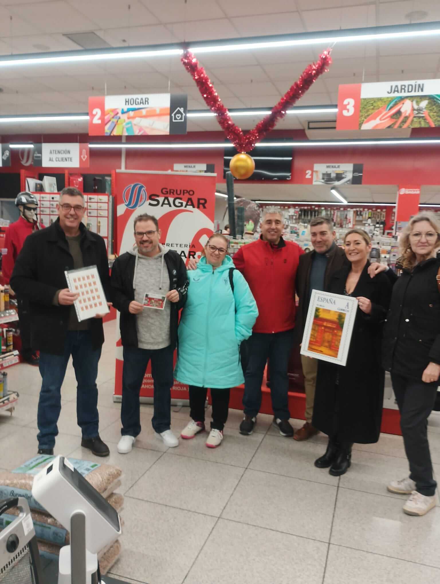 Lee más sobre el artículo El club cultural y de coleccionismo El Lazarillo de Calahorra edita sellos conmemorativos por los aniversarios del Grupo Sagar, AlquiSagar y Farmacia Jorge Martínez