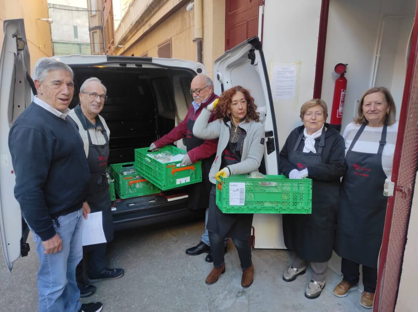 Lee más sobre el artículo Cáritas Parroquial de Arnedo comienza a prestar su servicio habitual de recogida de alimentos solidarios con una nueva furgoneta donada