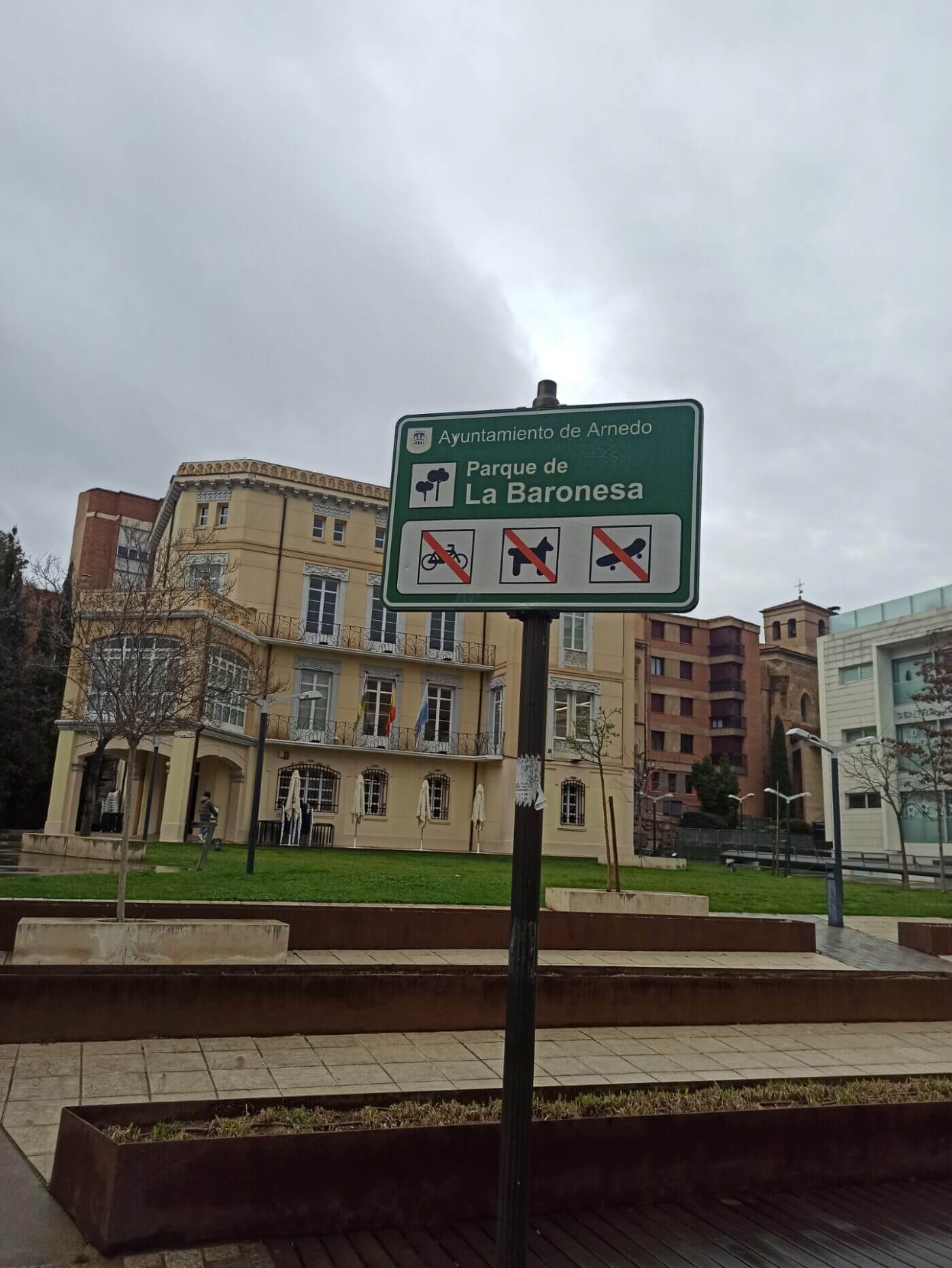 Lee más sobre el artículo El Ayuntamiento de Arnedo intensifica las sanciones a los propietarios de mascotas que ensucien los espacios públicos