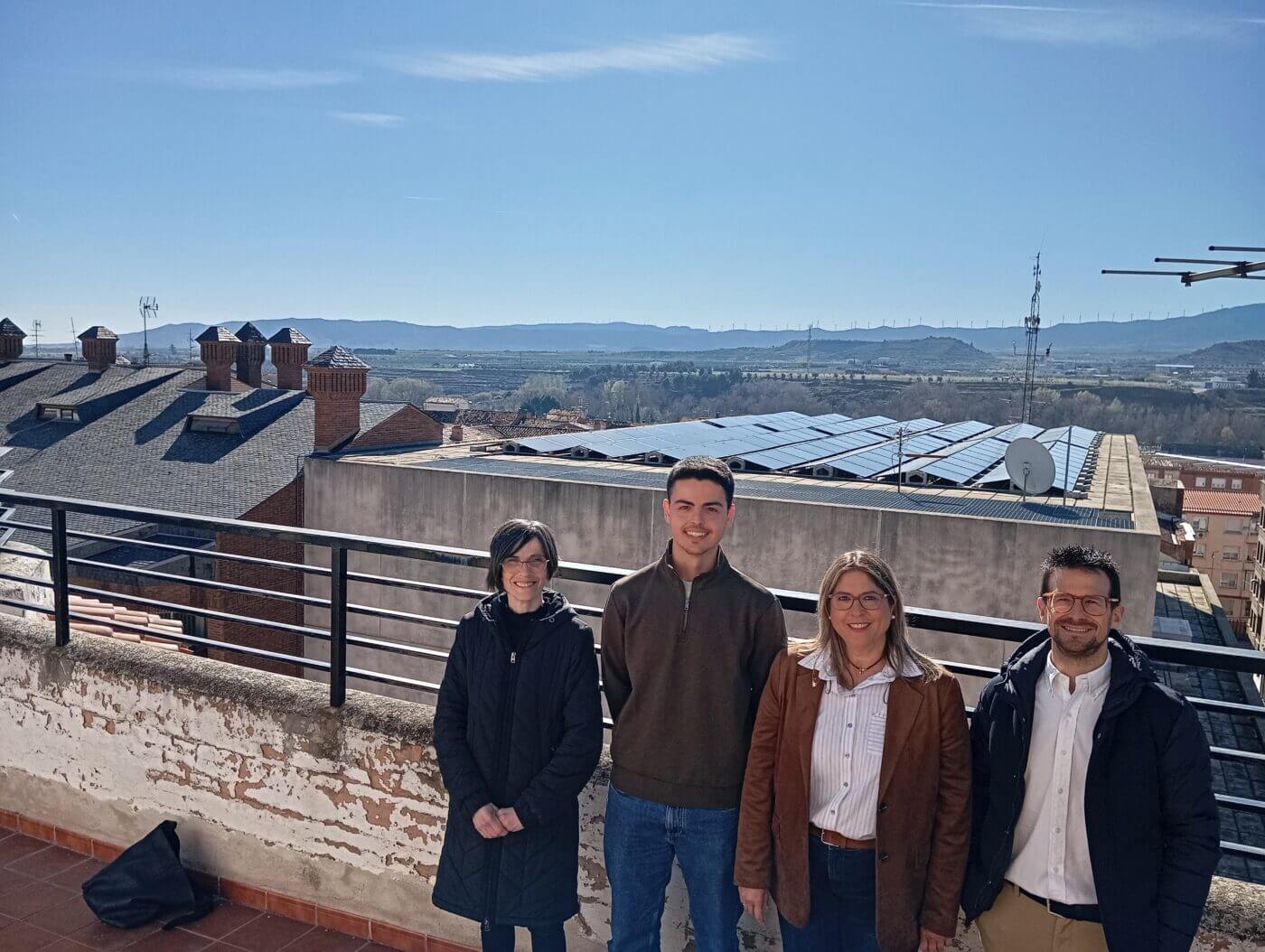 Lee más sobre el artículo El Ayuntamiento de Arnedo pone en marcha la primera instalación fotovoltaica de autoconsumo colectivo municipal en la cubierta del Teatro Cervantes