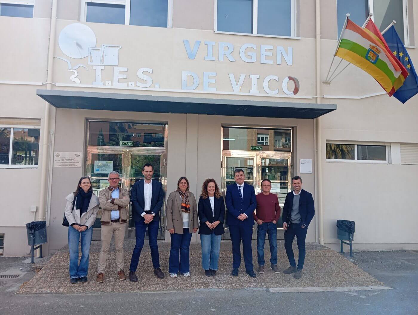 Lee más sobre el artículo La Delegada del Gobierno en La Rioja y el consejero de Educación visitan las actuaciones realizadas en el IES ‘Virgen de Vico’ de Arnedo para mejorar la eficiencia energética del centro