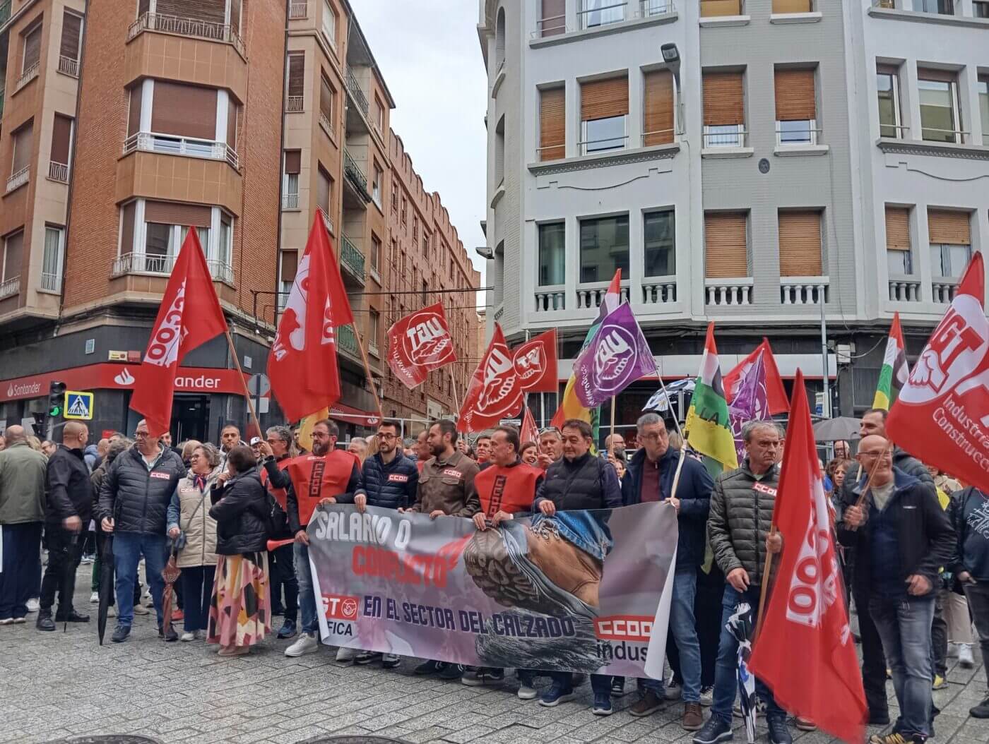 Lee más sobre el artículo Los trabajadores del sector del calzado protestan en Arnedo por la falta de avances en la negociación del convenio colectivo estatal y sus representantes territoriales no acudirán a la reunión de mañana jueves
