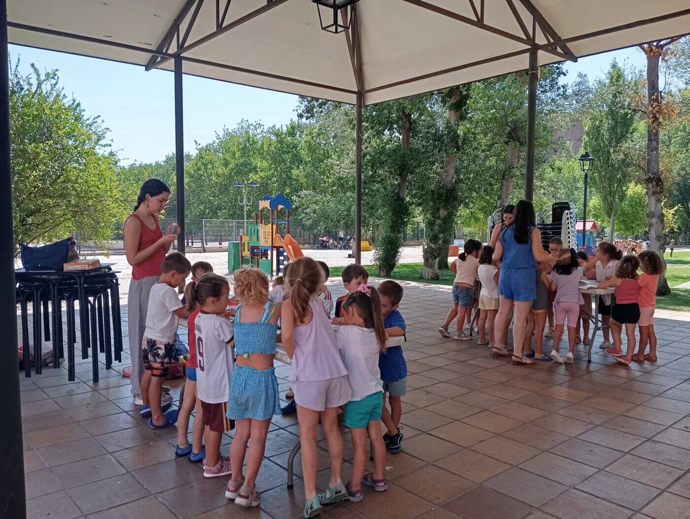 Lee más sobre el artículo La alcaldesa de Arnedo y la concejala de Juventud visitan las escuelas municipales de verano en las que participan 260 niños y niñas