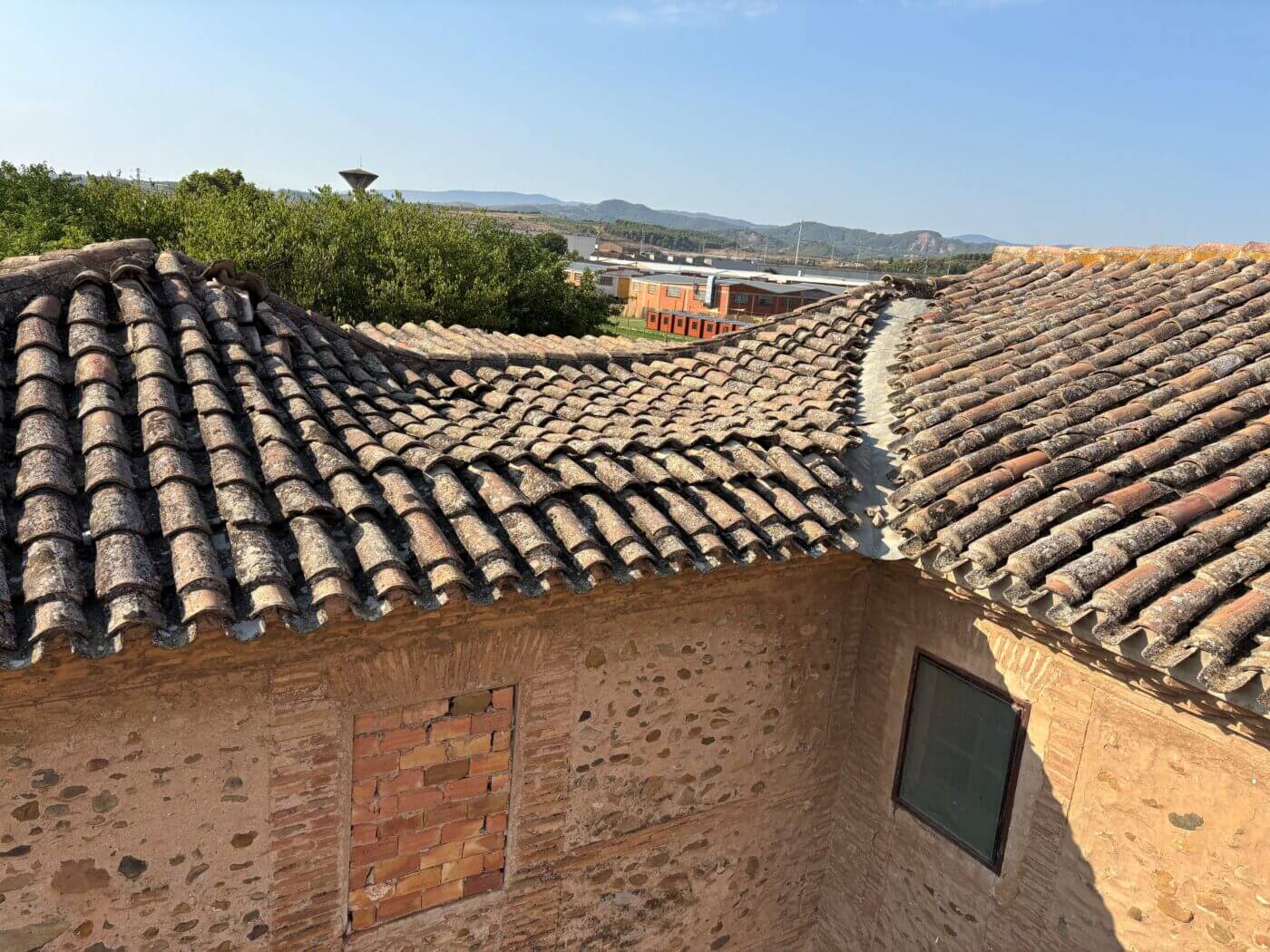 Lee más sobre el artículo La rotura de una de las vigas de cumbrera provoca la caída de una parte del forjado de la cubierta del antiguo convento de los padres Carmelitas de Calahorra