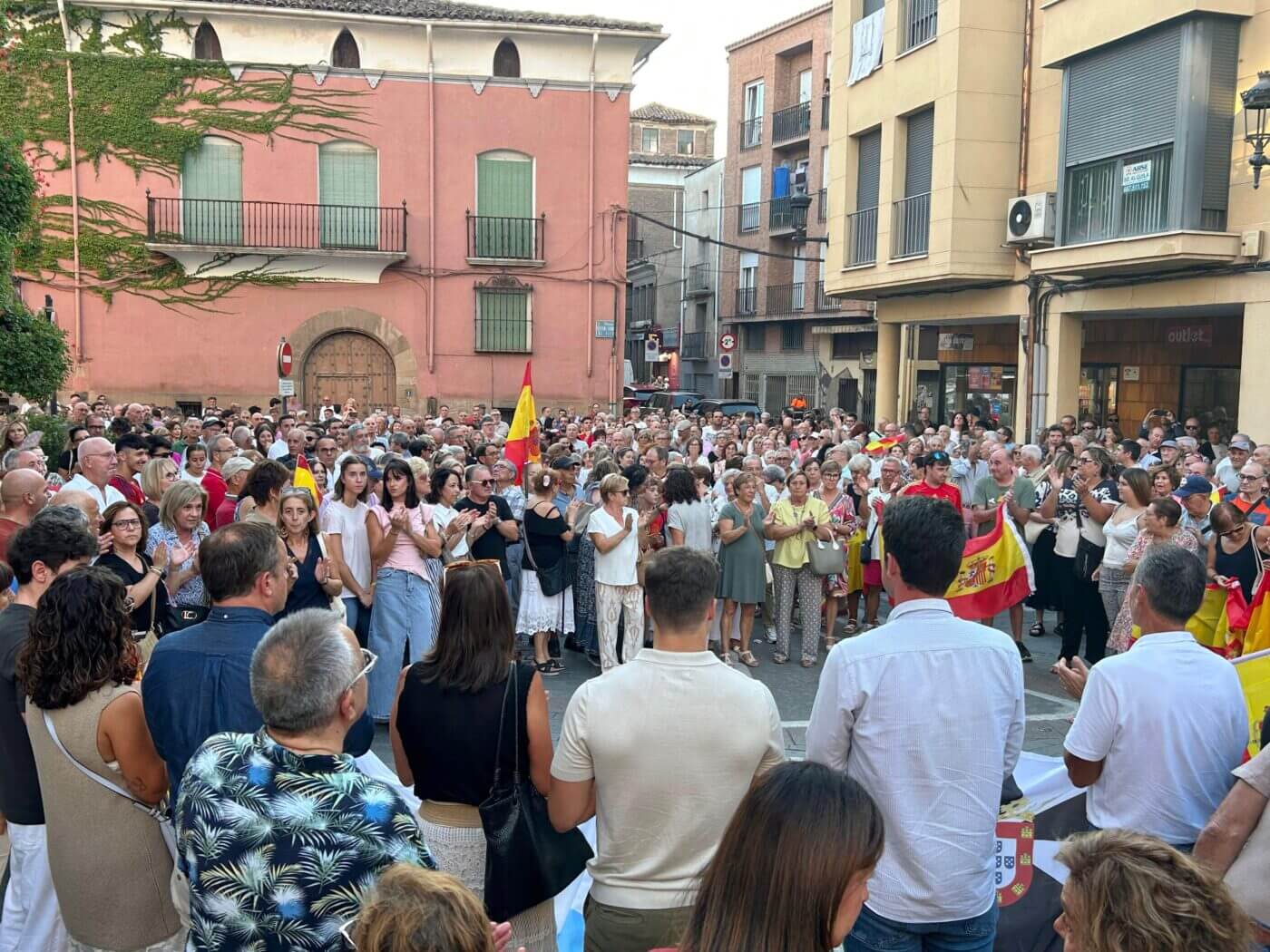 Lee más sobre el artículo Cientos de ciudadanos acuden en Arnedo a la concentración en apoyo a Ceuta
