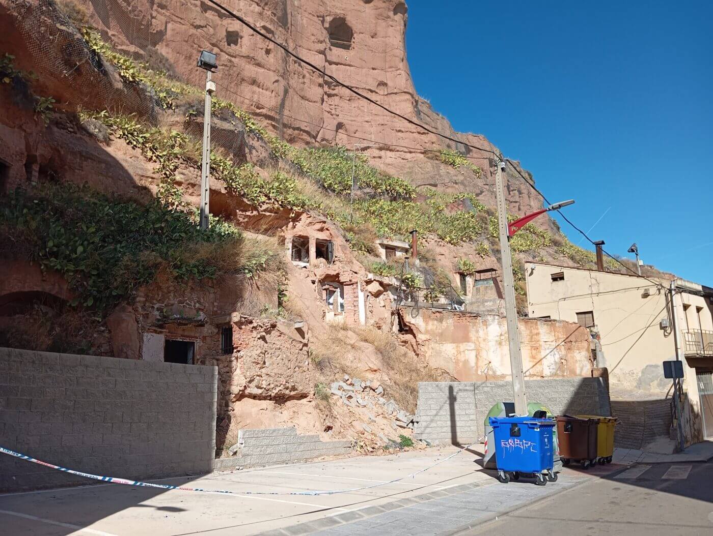 Lee más sobre el artículo La Junta de Gobierno del Ayuntamiento de Arnedo aprueba un contrato menor para las obras de estabilización de la peña de la calle Carrera afectada por un desprendimiento en marzo