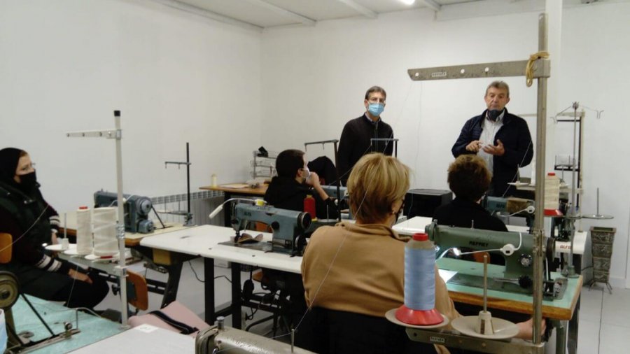 CARITAS reinicio talleres guarnecido