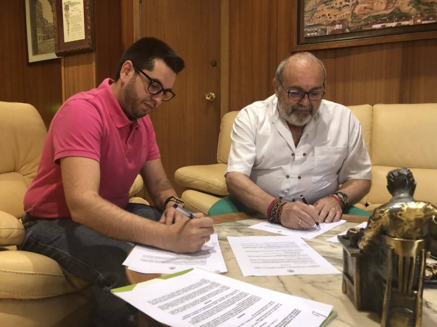 ALCALDE FIRMA CONVENIO CASCO ANTIGUO
