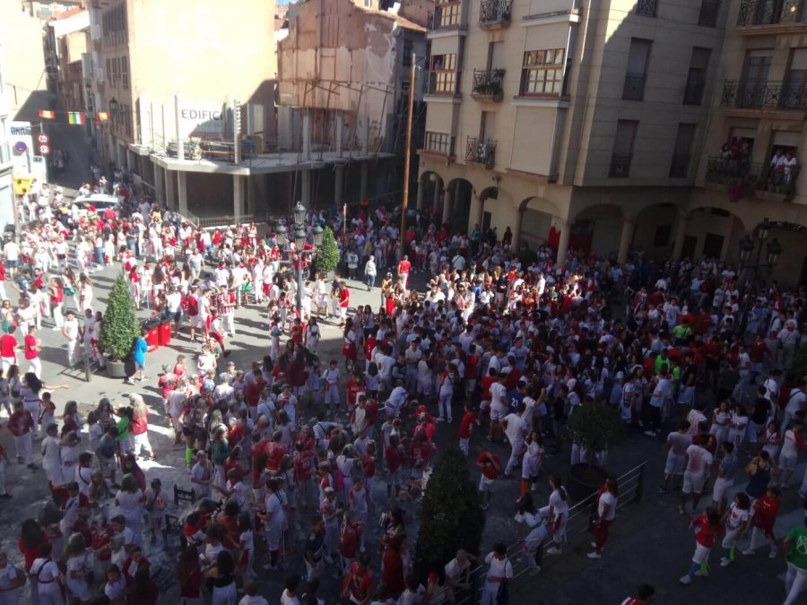 FIESTAS 02 PLAZA LLENA