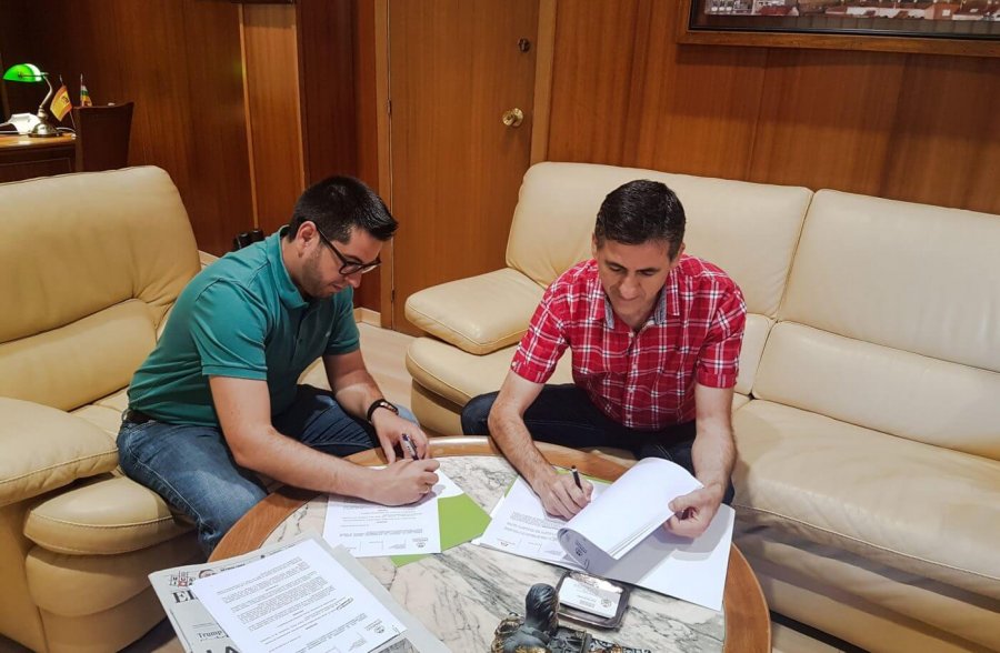 ALCALDE FIRMA CONVENIO CRUZ ROJA