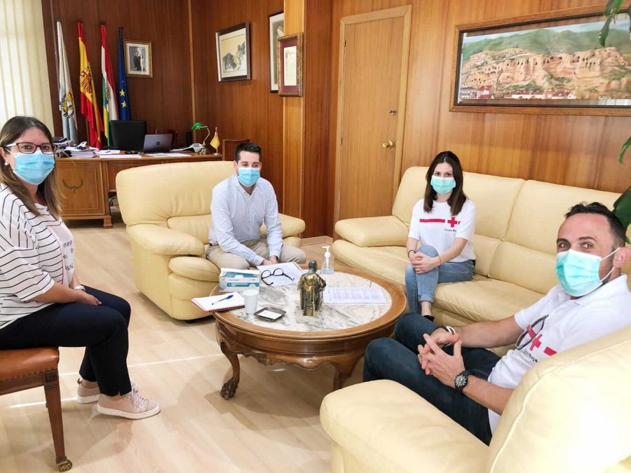 ALCALDE RECIBE CRUZ ROJA ARNEDO