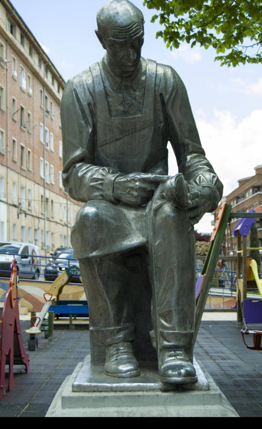 ESTATUA ZAPATERO ARNEDO 1