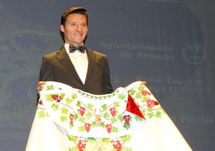 DIEGO URDIALES trofeo capote La Rioja