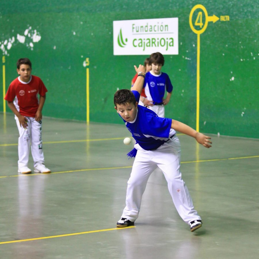 ESCUELA PELOTA ninos jugando