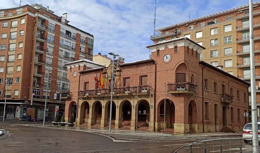 CALAHORRA ayuntamiento con restos nevados