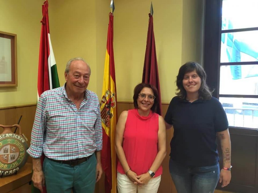 ALFARO concejala Festejos Raquel Pedraja con alcalde y pregonera