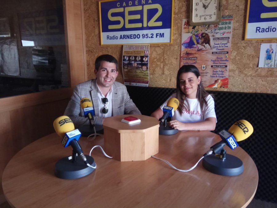 REINA FIESTAS Y RAÚL EN LA RADIO