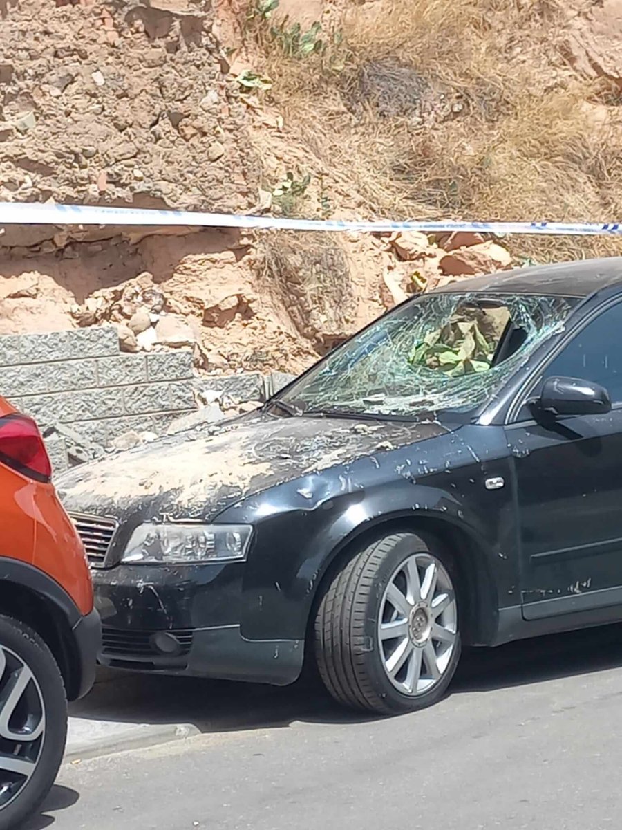 DESPRENDIMIENTO CALLE CARRERA VEHÍCULOS 2